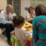 ...notiamo un gruppo di persone assiepato attorno a graziosi tavolini di plastica